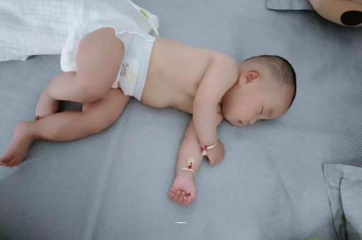 三亚几个月宝宝会抬头